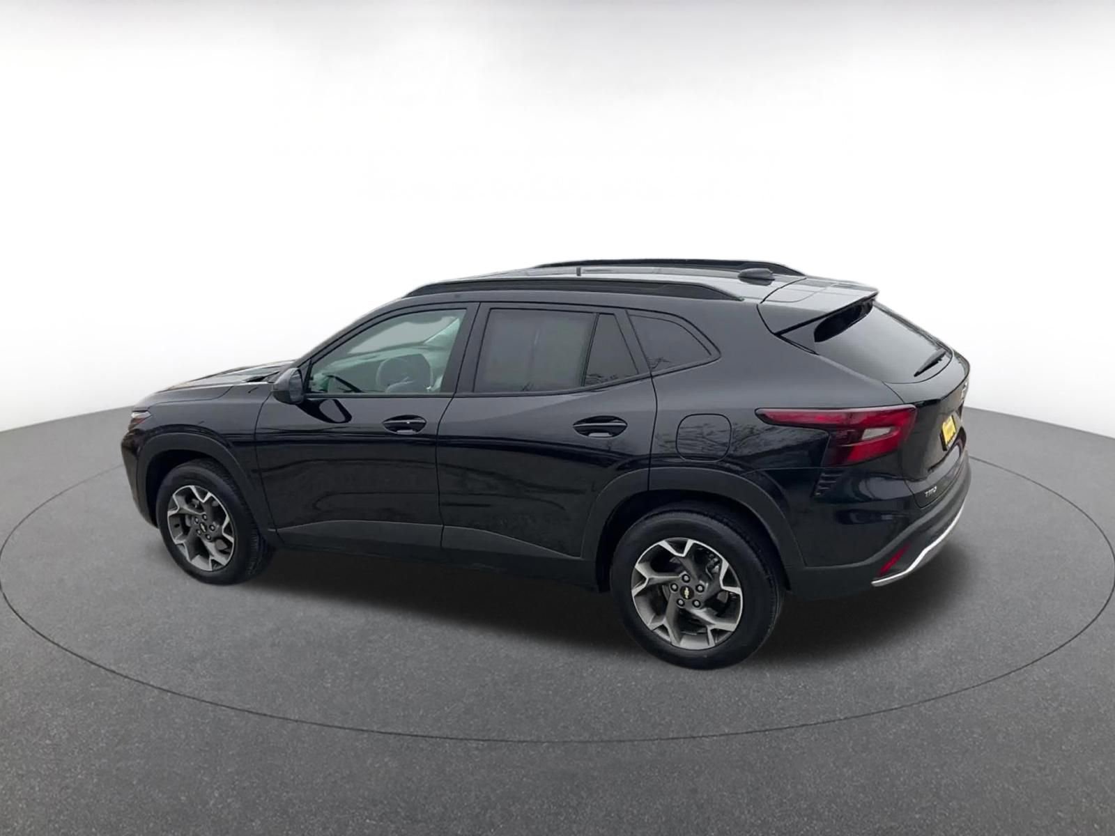 Used 2025 Chevrolet Trax LT w/ LT Convenience Package image 10