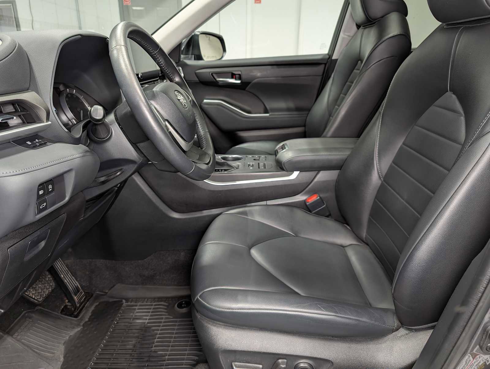 Used 2023 Toyota Highlander XLE image 4