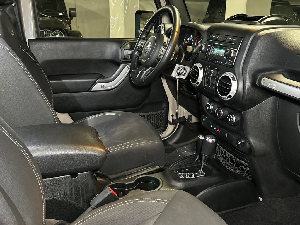 Used 2017 Jeep Wrangler Unlimited Sahara w/ Max Tow Package AWD/4WD image 10