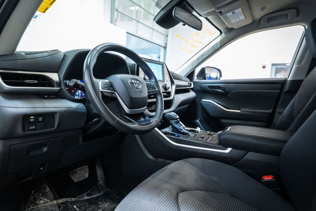 Used 2024 Toyota Highlander LE image 12