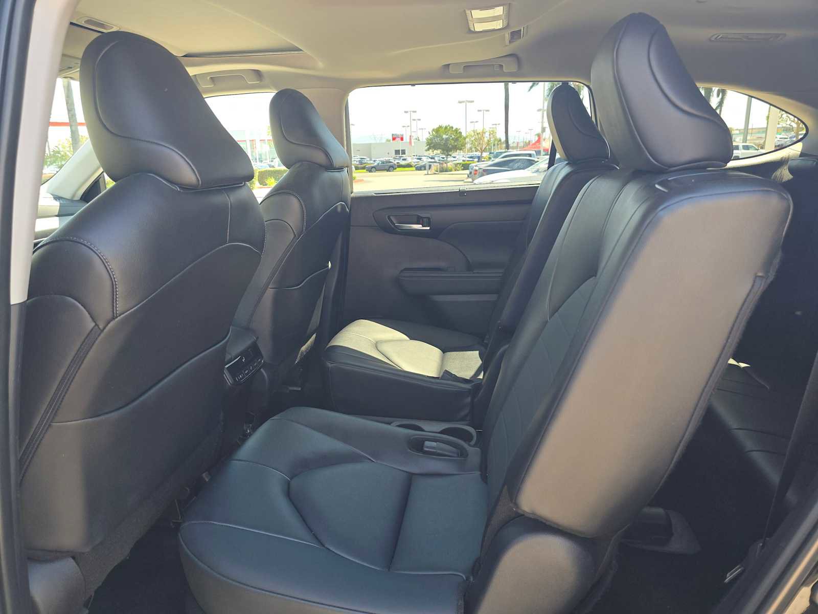 Used 2025 Toyota Highlander XLE FWD image 18