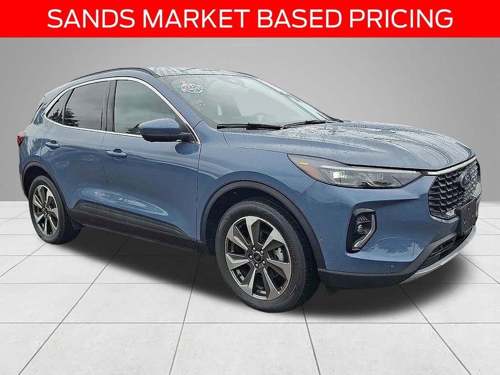 Used 2023 Ford Escape Platinum w/ Premium Technology Package image 3