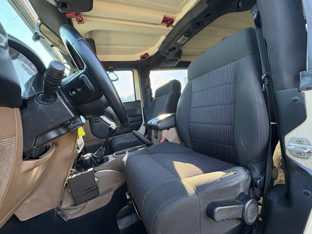 Used 2011 Jeep Wrangler Sahara w/ Connectivity Group AWD/4WD image 12