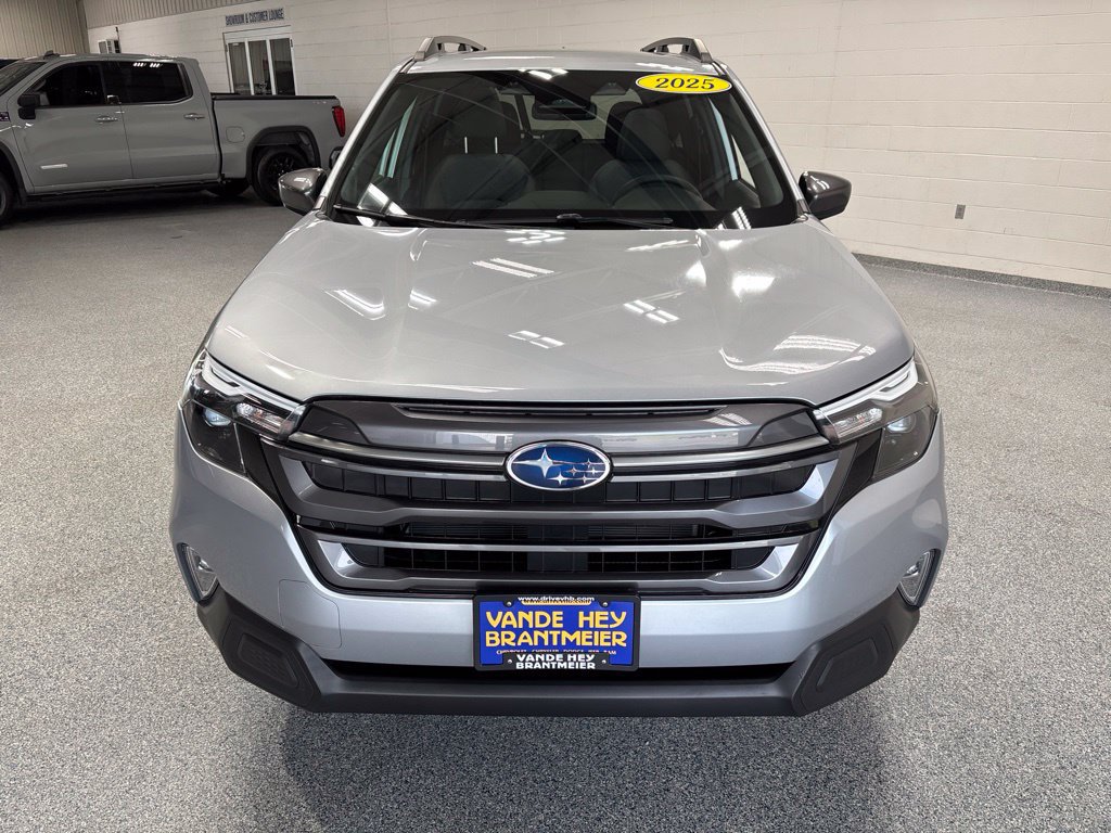 Used 2025 Subaru Forester Premium AWD/4WD image 2