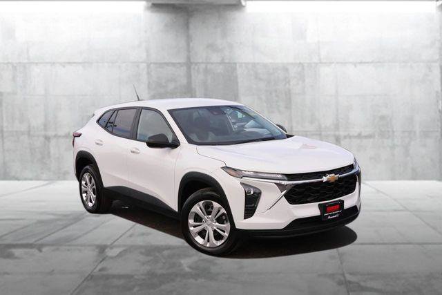 Used 2025 Chevrolet Trax LS image 2