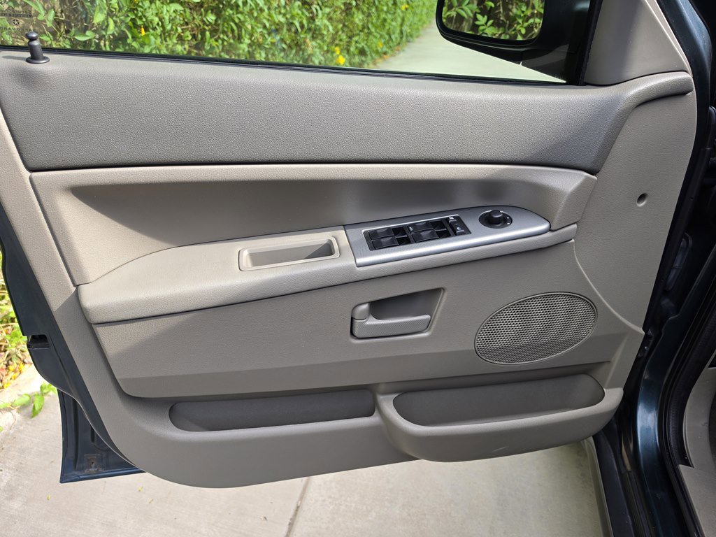 Used 2005 Jeep Grand Cherokee Laredo RWD image 37