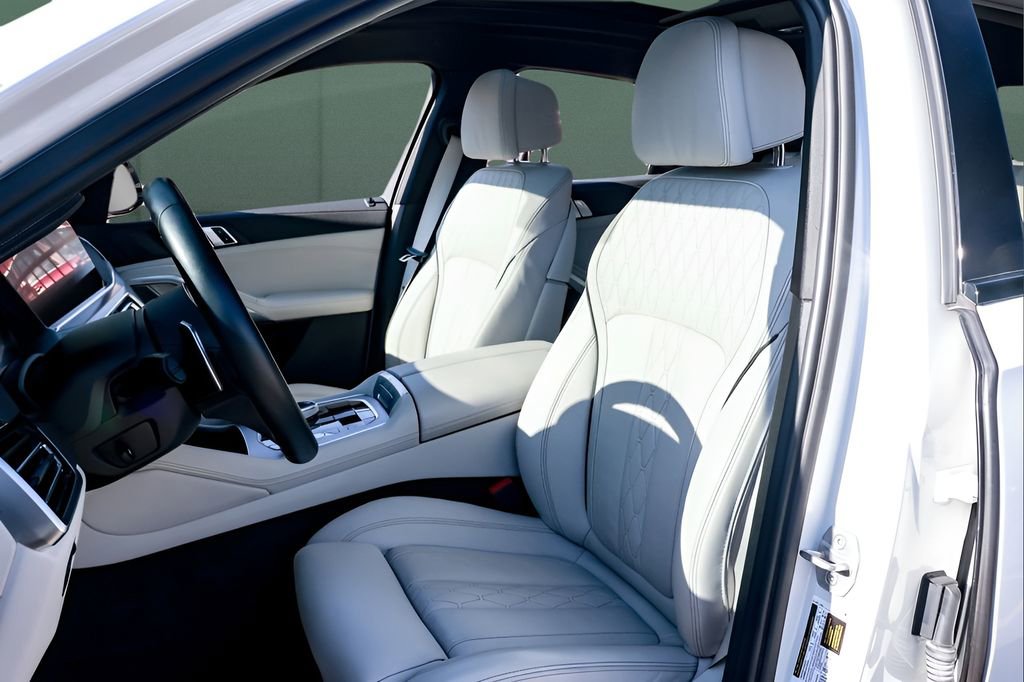 Used 2023 BMW X6 xDrive40i w/ M Sport Package image 2