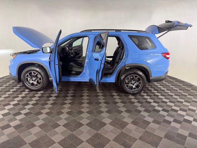 Certified 2025 Honda Pilot TrailSport image 11