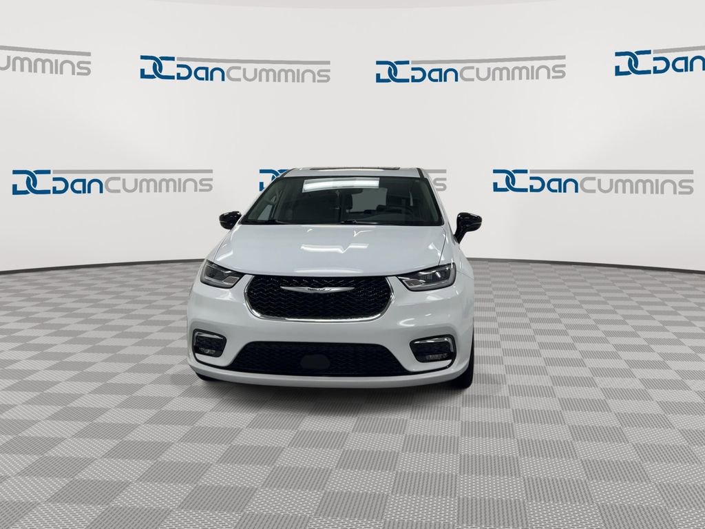 Used 2024 Chrysler Pacifica Limited image 3