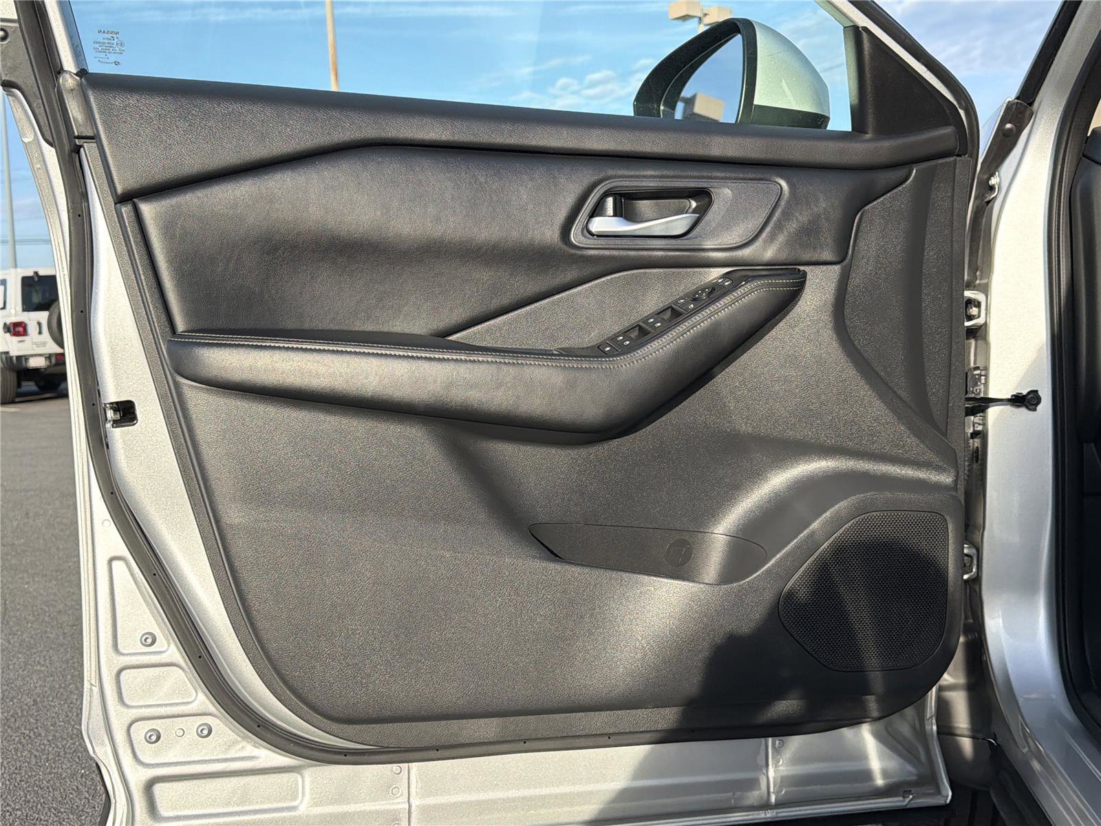 Used 2025 Nissan Rogue SV image 8