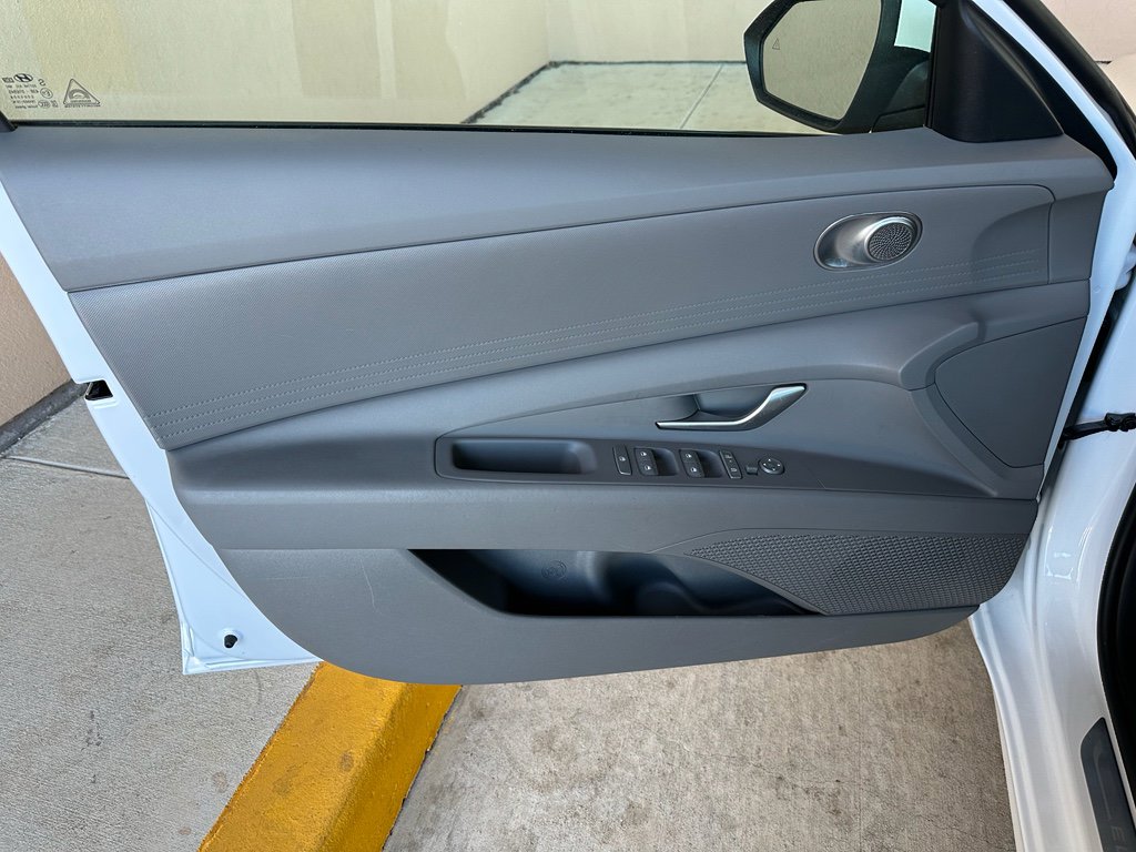 Used 2025 Hyundai Elantra SE image 9