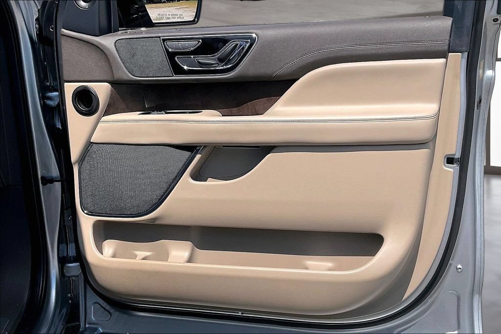 Used 2023 Lincoln Navigator 2WD image 26