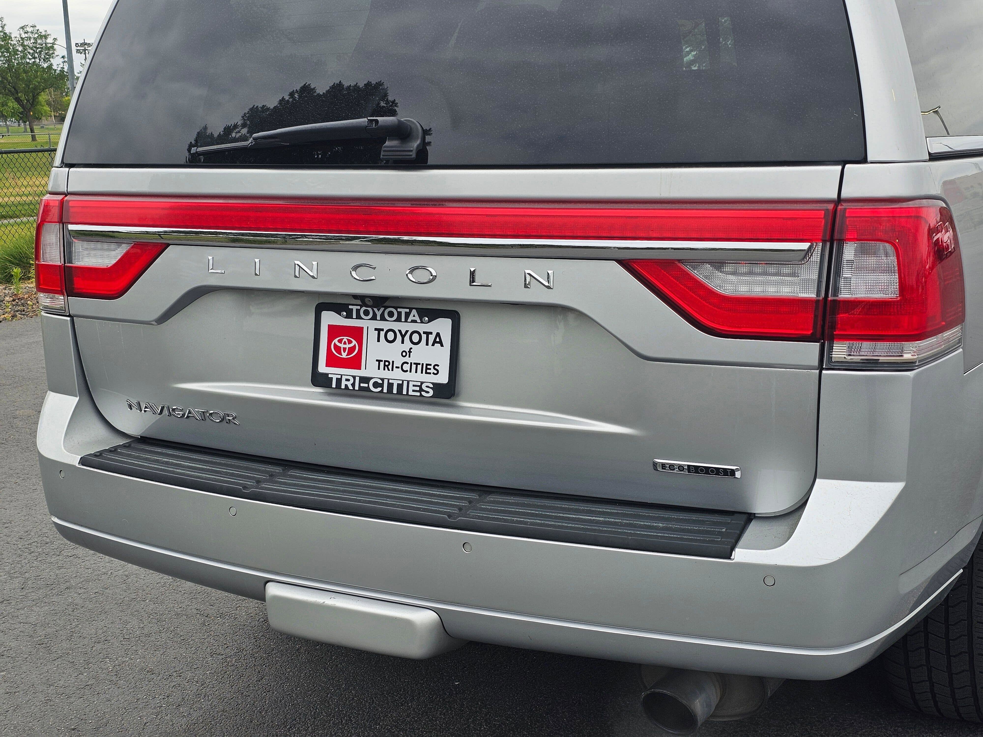 Used 2016 Lincoln Navigator Select AWD/4WD image 13