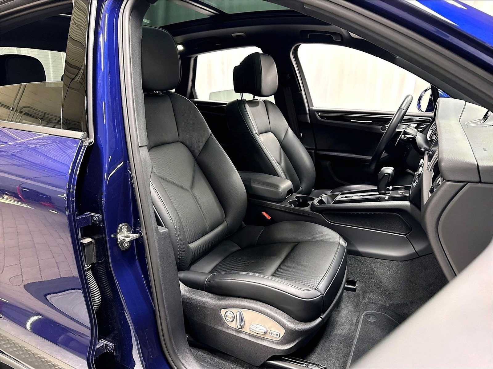 Used 2026 Porsche Macan AWD/4WD image 30