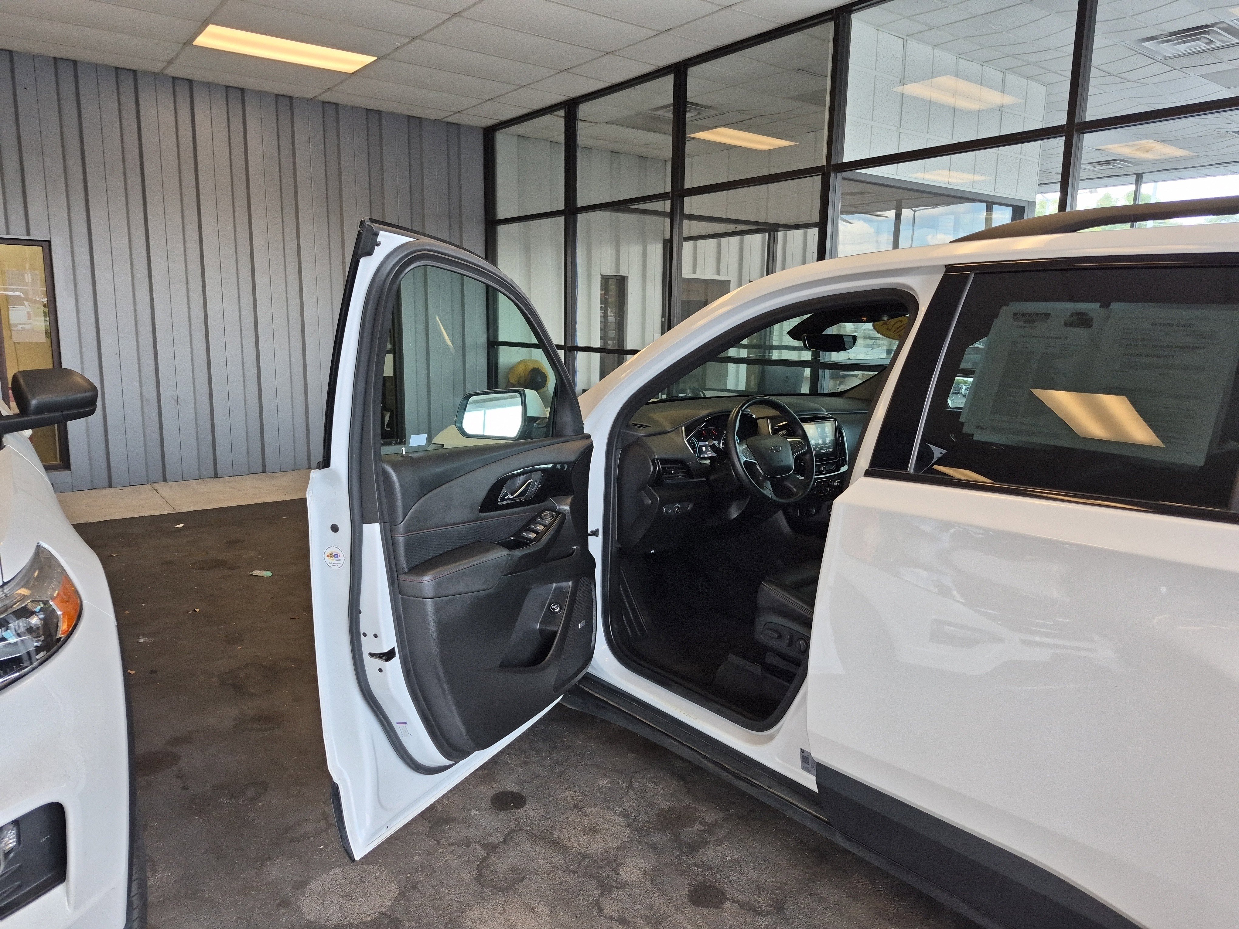 Used 2023 Chevrolet Traverse RS image 9