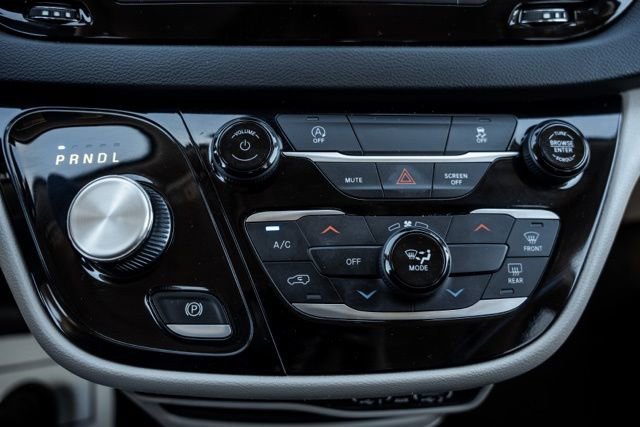 Used 2023 Chrysler Voyager LX FWD image 20