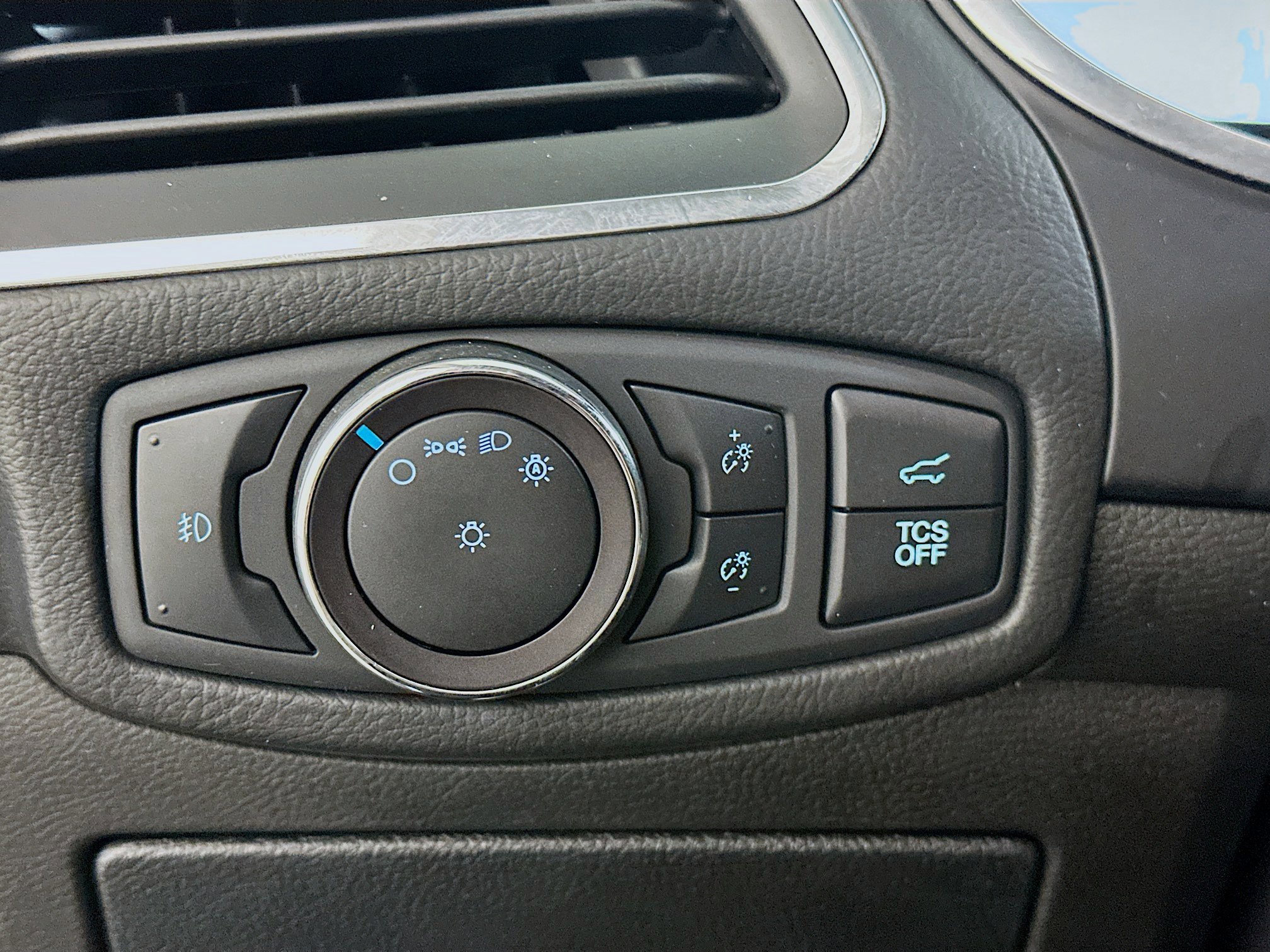 Used 2019 Ford Edge Titanium w/ Equipment Group 301A FWD image 17