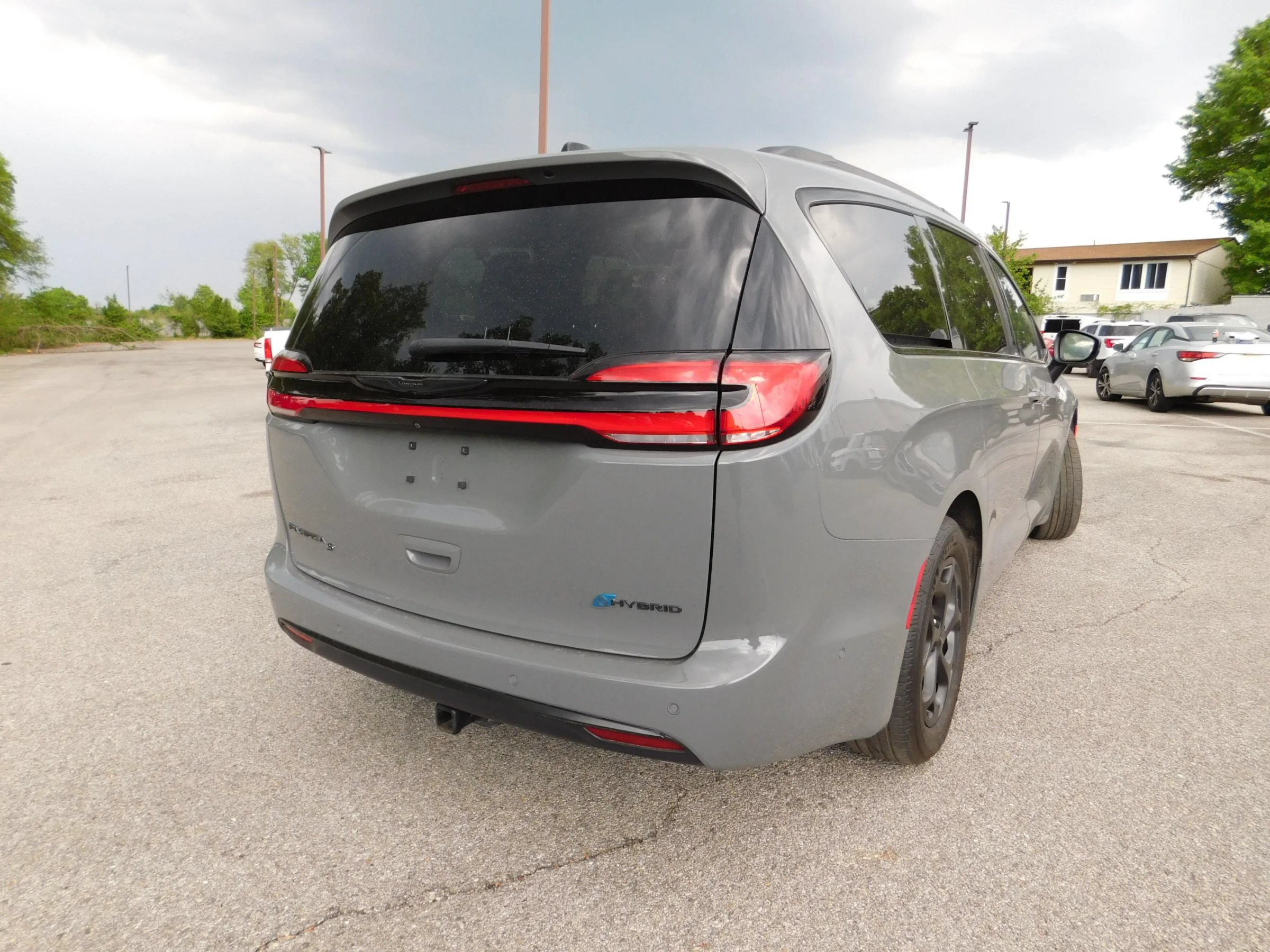 Used 2023 Chrysler Pacifica Touring-L w/ Uconnect Theater Family Group FWD image 5