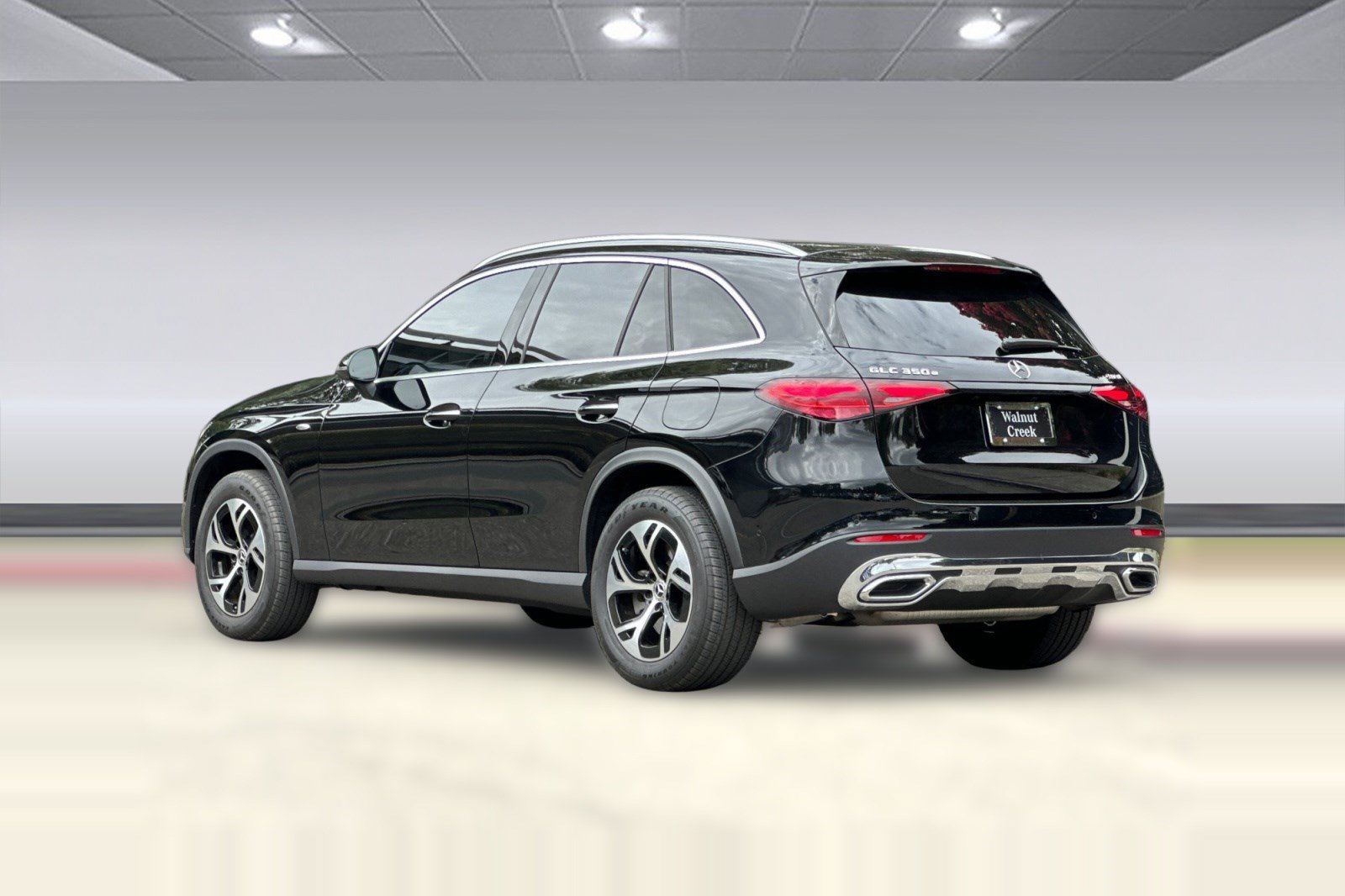 Used 2025 Mercedes-Benz GLC 350e 4MATIC image 3