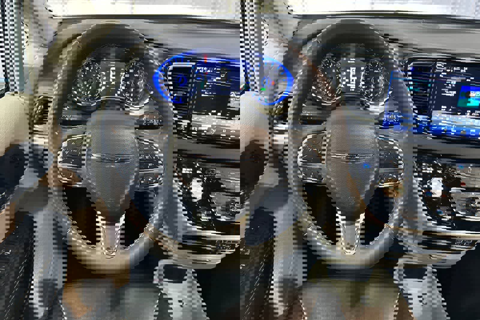 Used 2022 Chrysler Pacifica Touring-L image 16