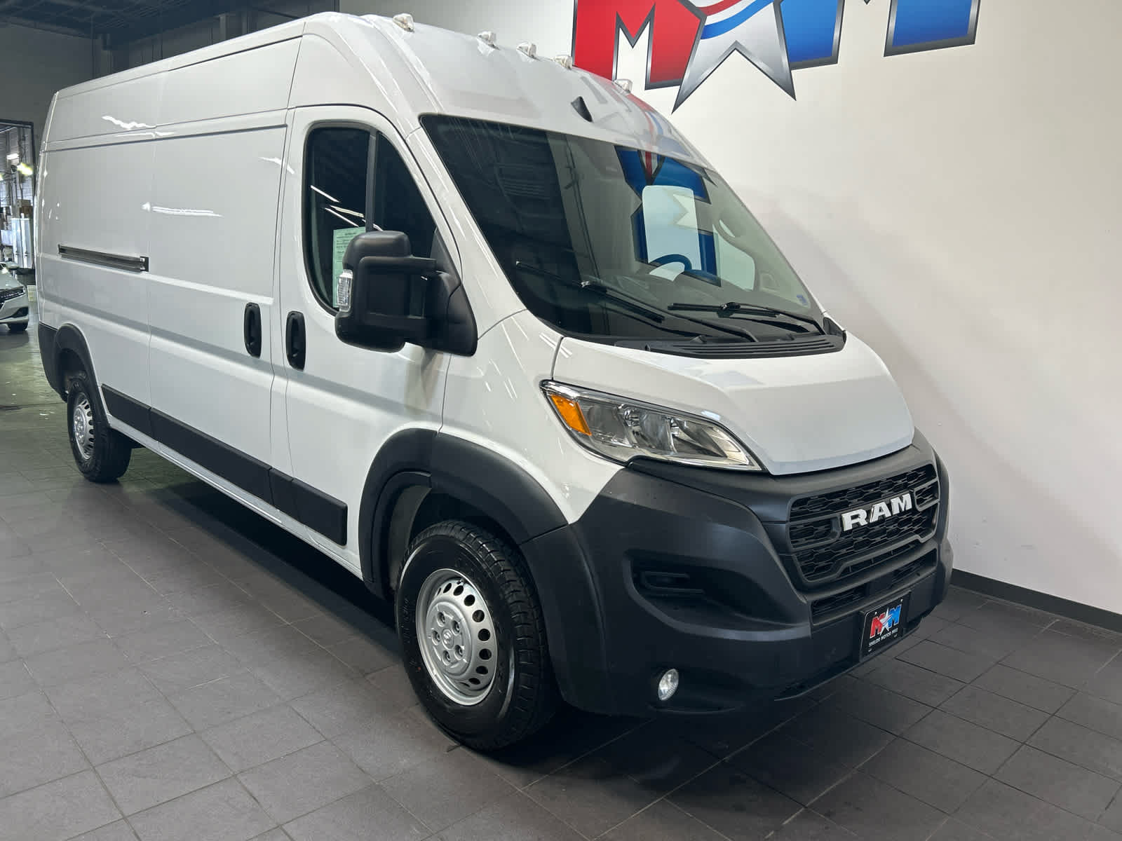 Used 2024 RAM ProMaster 2500 w/ Convenience Group FWD image 2