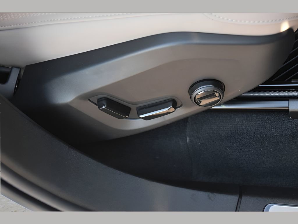 New 2026 Volvo XC90 B6 Plus w/ Protection Package Premier image 32