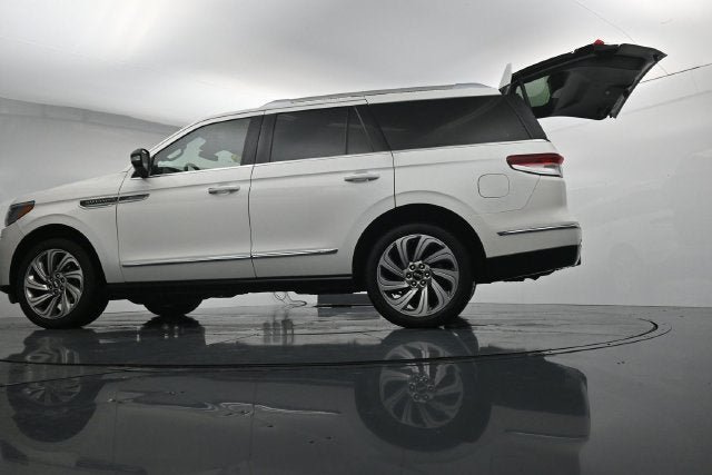 Used 2023 Lincoln Navigator Reserve AWD/4WD image 36