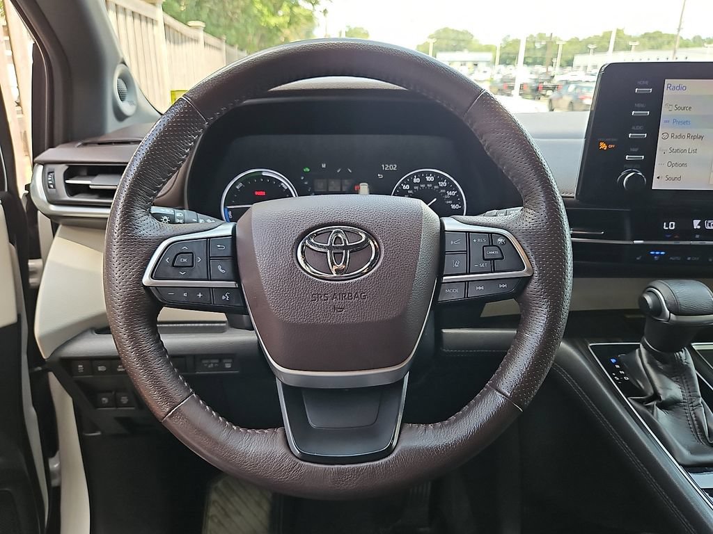 Used 2021 Toyota Sienna Platinum AWD/4WD image 22