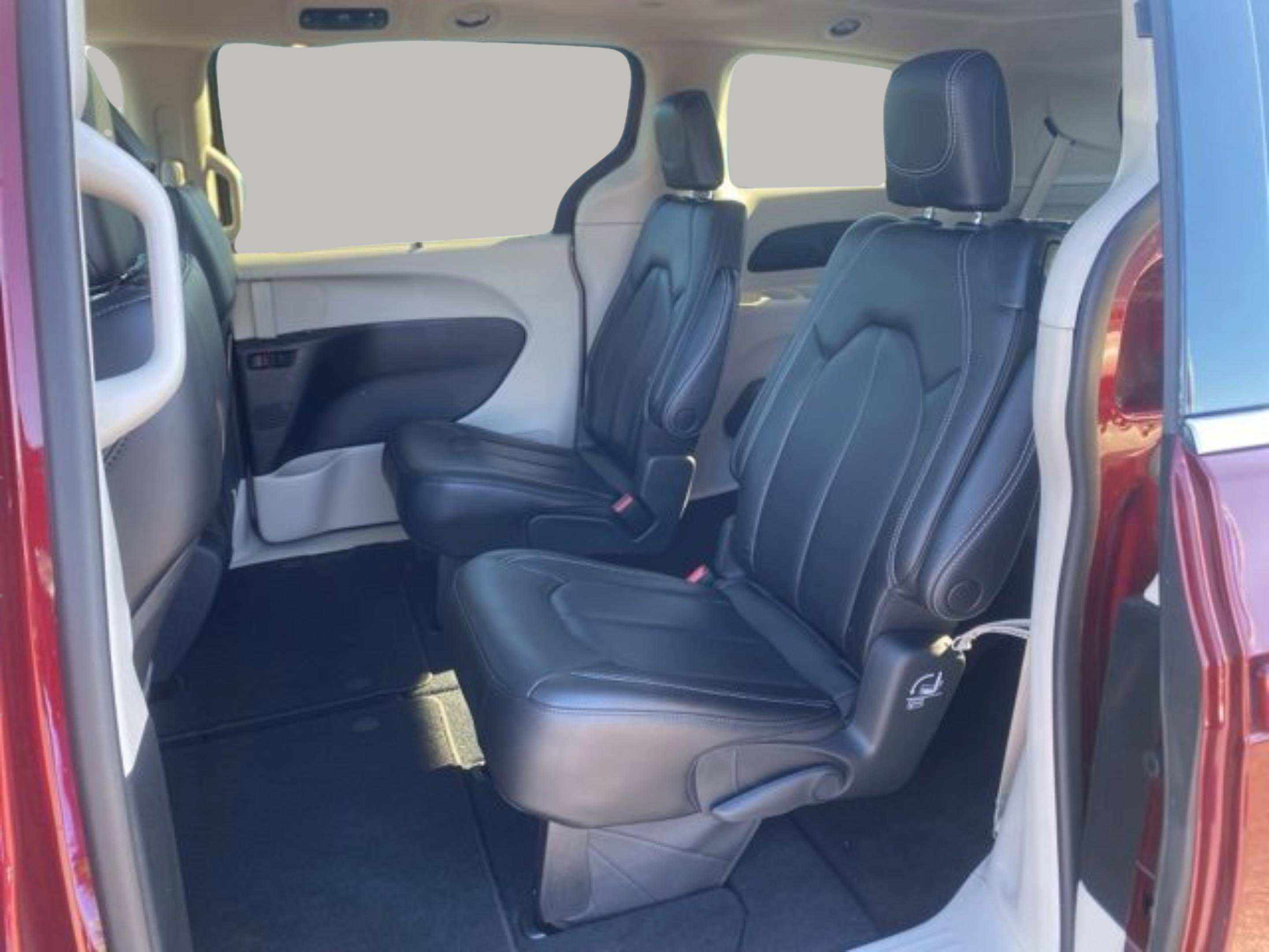 Used 2023 Chrysler Pacifica Touring-L image 31