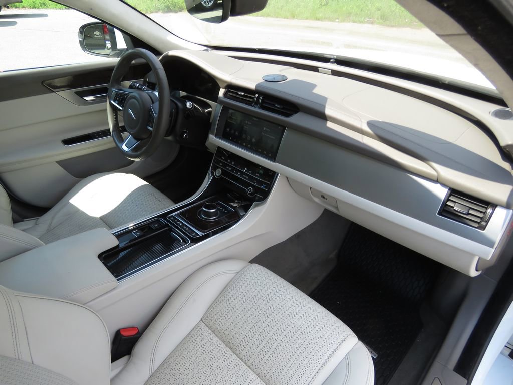 Used 2020 Jaguar XF Prestige AWD/4WD image 14
