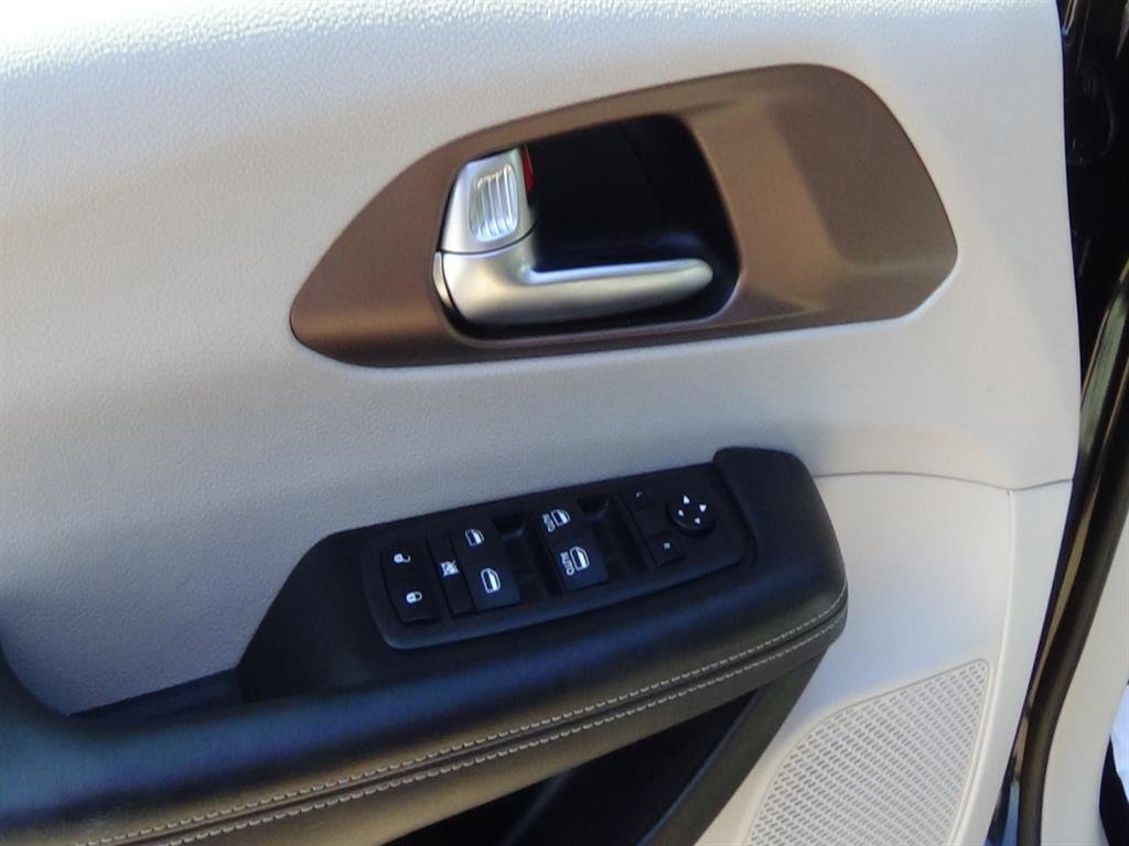 Used 2022 Chrysler Voyager LX image 16