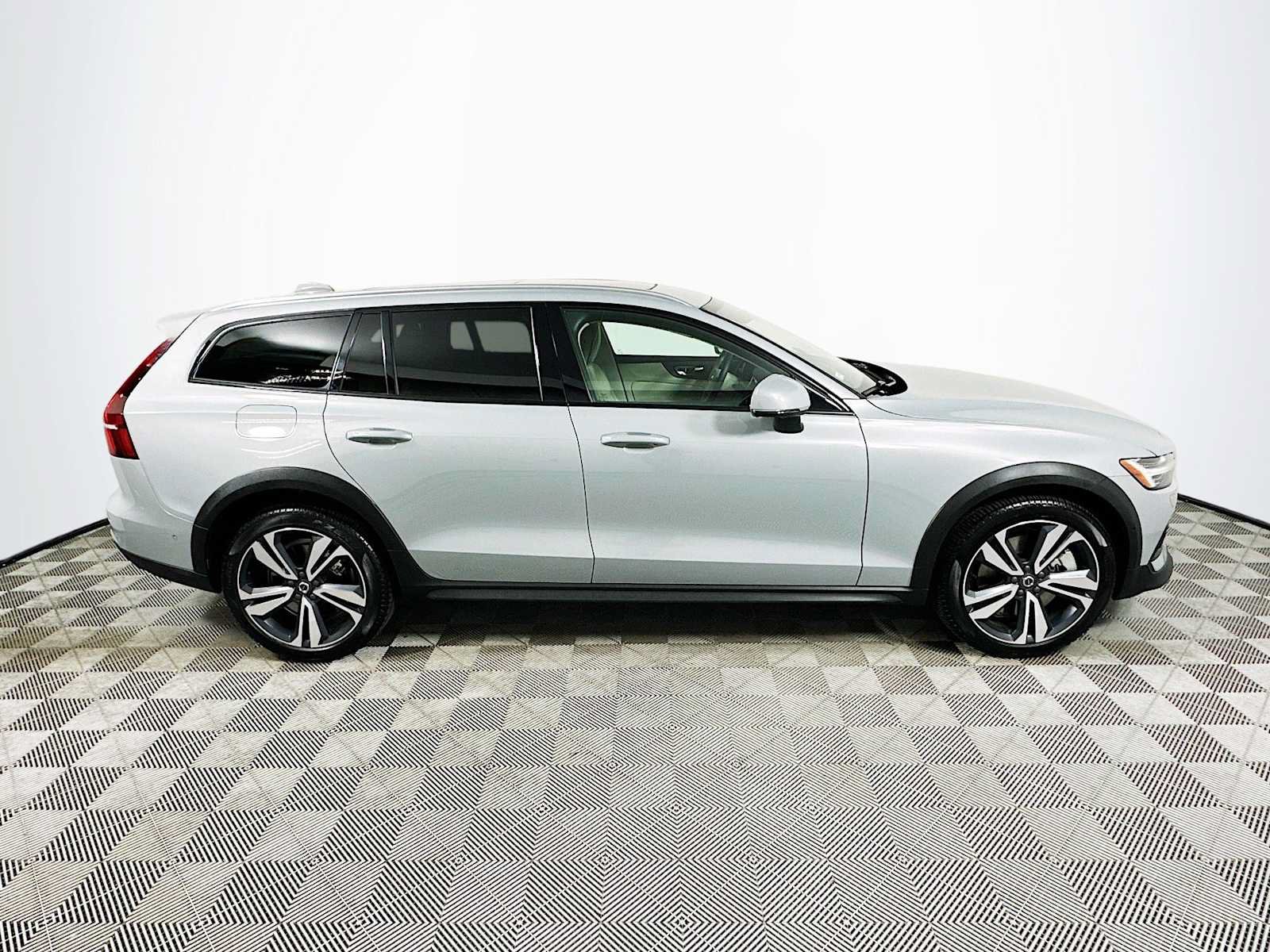 Used 2026 Volvo V60 B5 Cross Country Plus w/ Climate Package AWD/4WD image 8