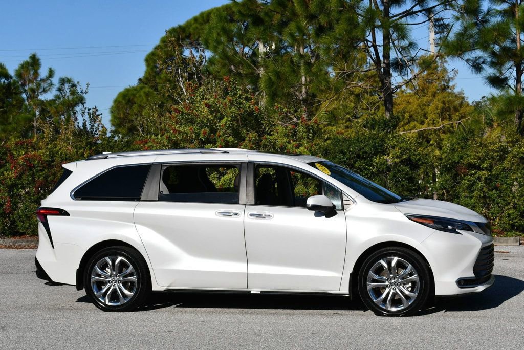 Used 2024 Toyota Sienna Platinum image 11