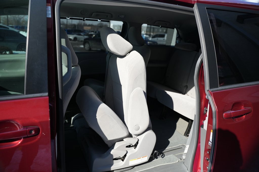 Used 2018 Toyota Sienna LE image 38