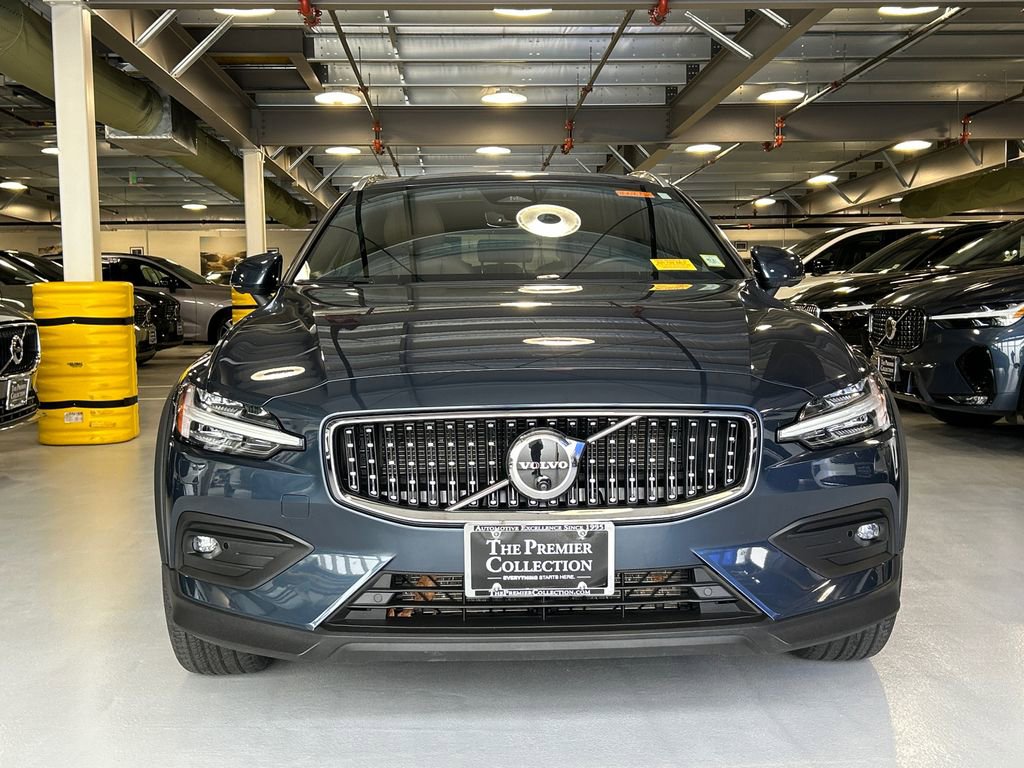 Certified 2025 Volvo V60 B5 Cross Country Plus AWD/4WD image 5