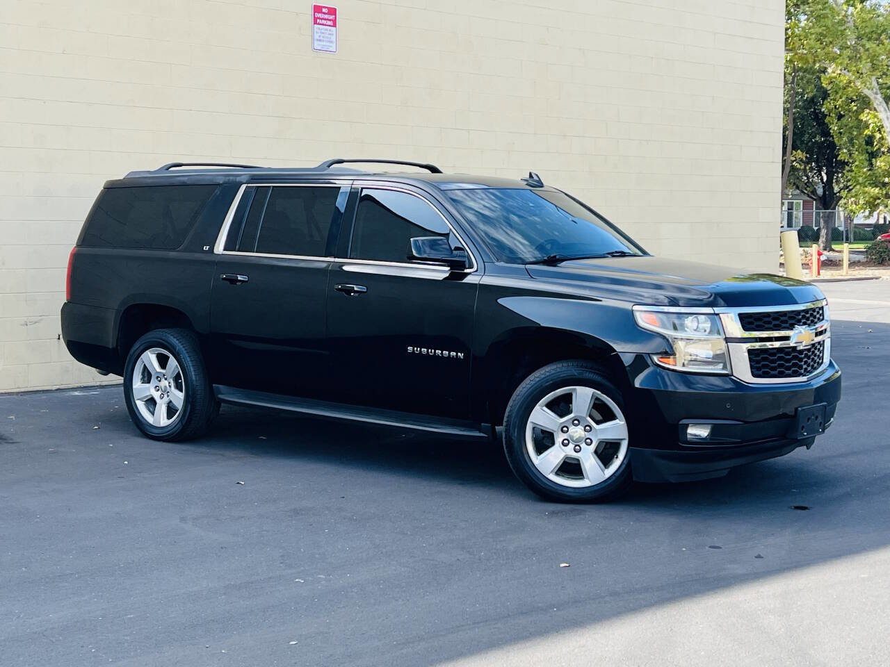 Used 2015 Chevrolet Suburban LT w/ Luxury Package image 2