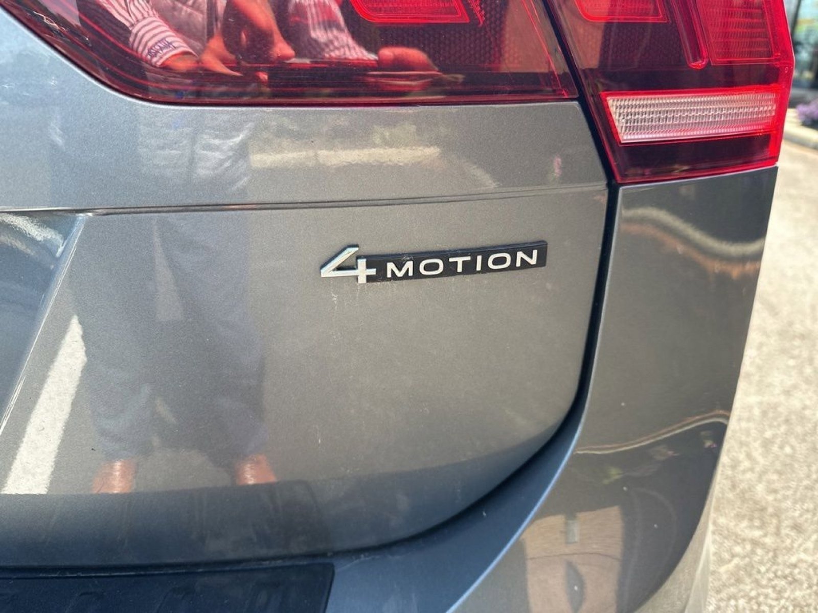 Used 2022 Volkswagen Tiguan SE R-Line AWD/4WD image 11