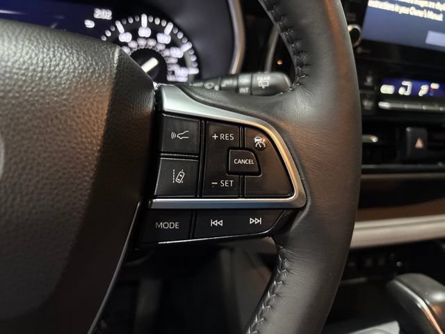Used 2020 Toyota Highlander XLE AWD/4WD image 17