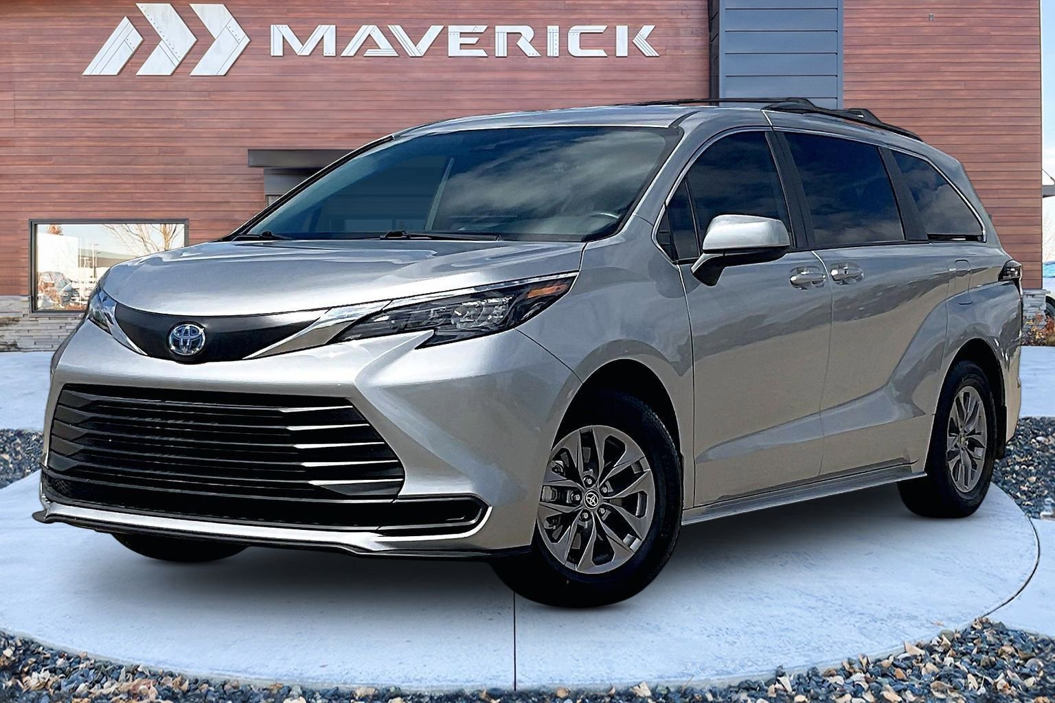 Used 2025 Toyota Sienna LE FWD image 3