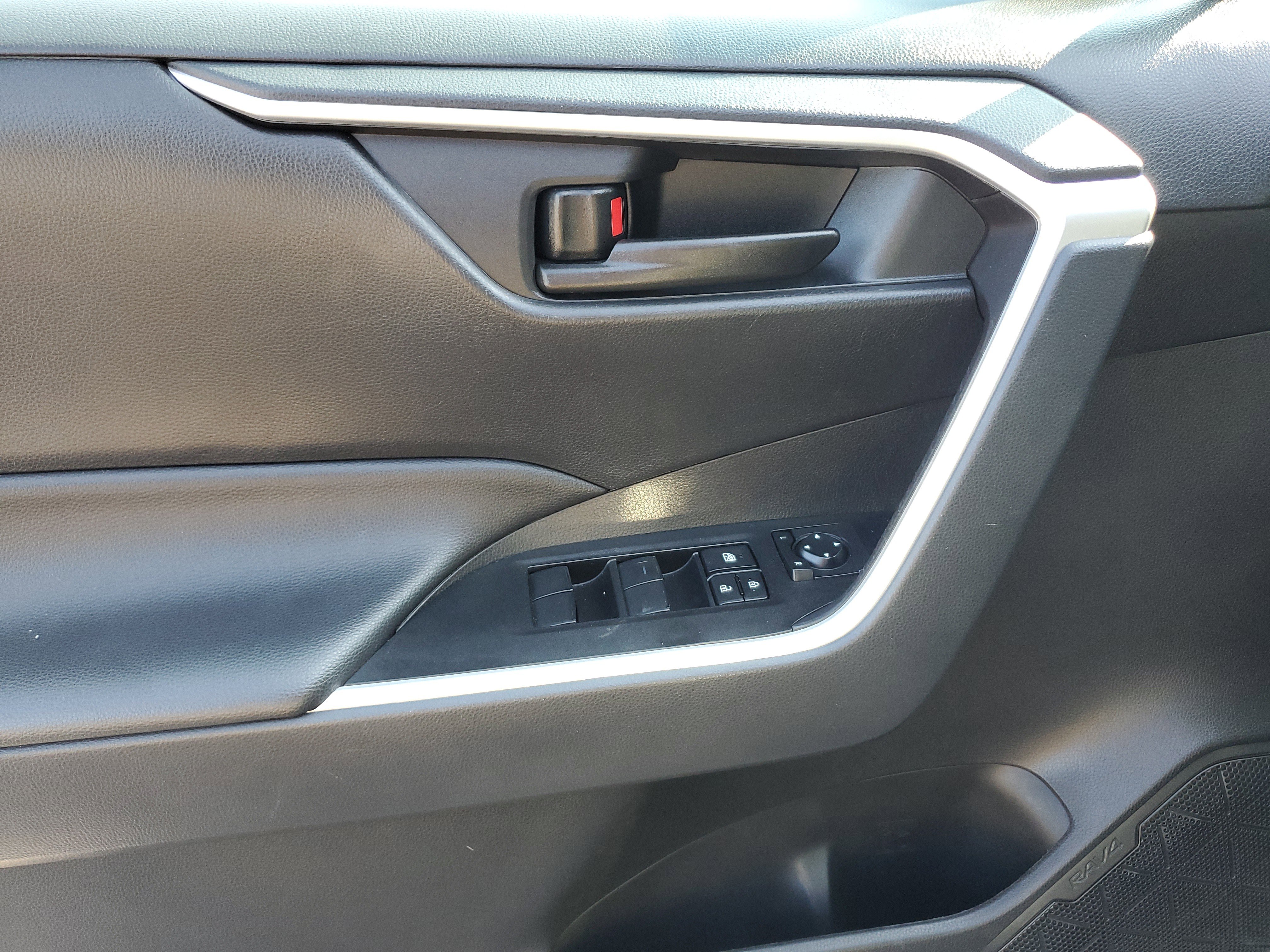 Used 2024 Toyota RAV4 LE image 18
