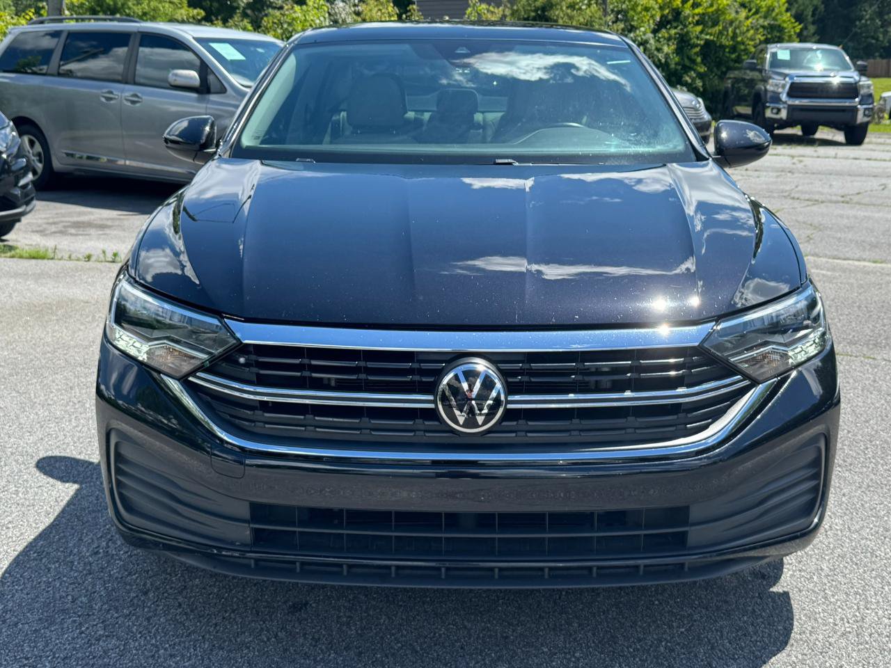 Used 2024 Volkswagen Jetta SE FWD image 2