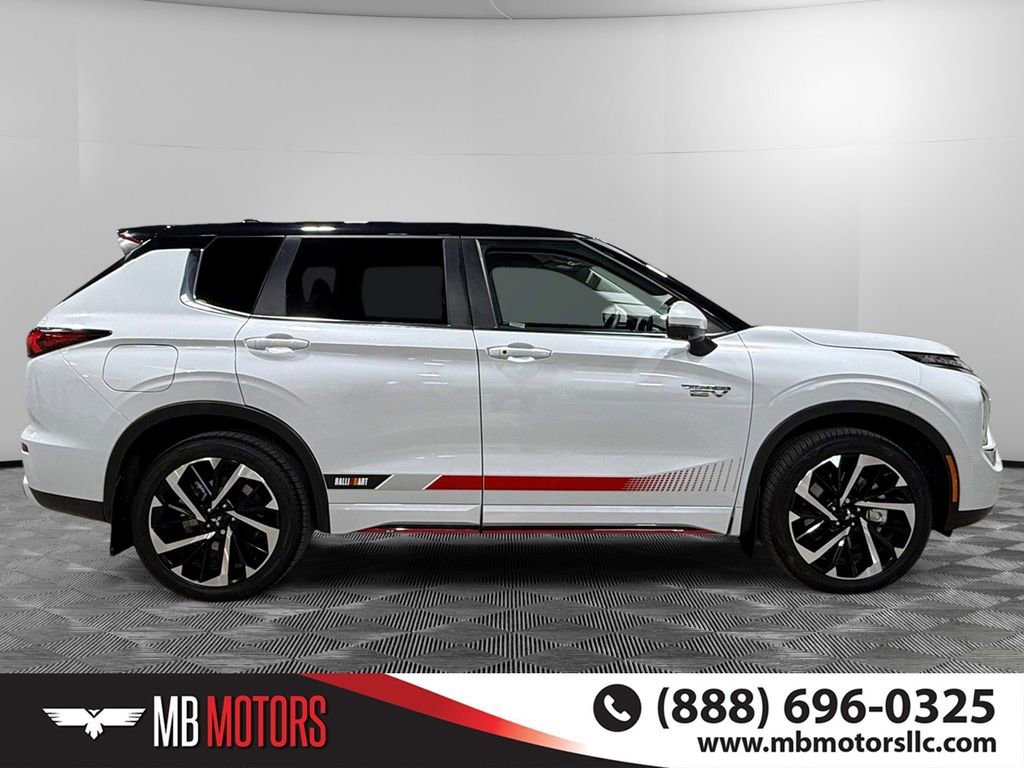 Used 2023 Mitsubishi Outlander SE image 2