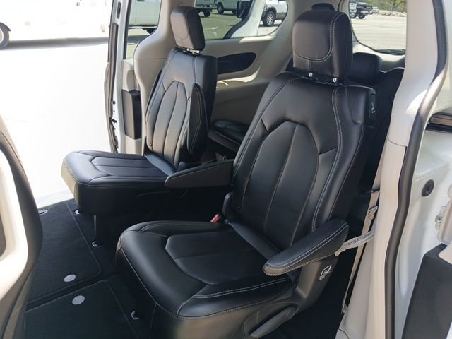 Used 2024 Chrysler Pacifica Touring-L image 17