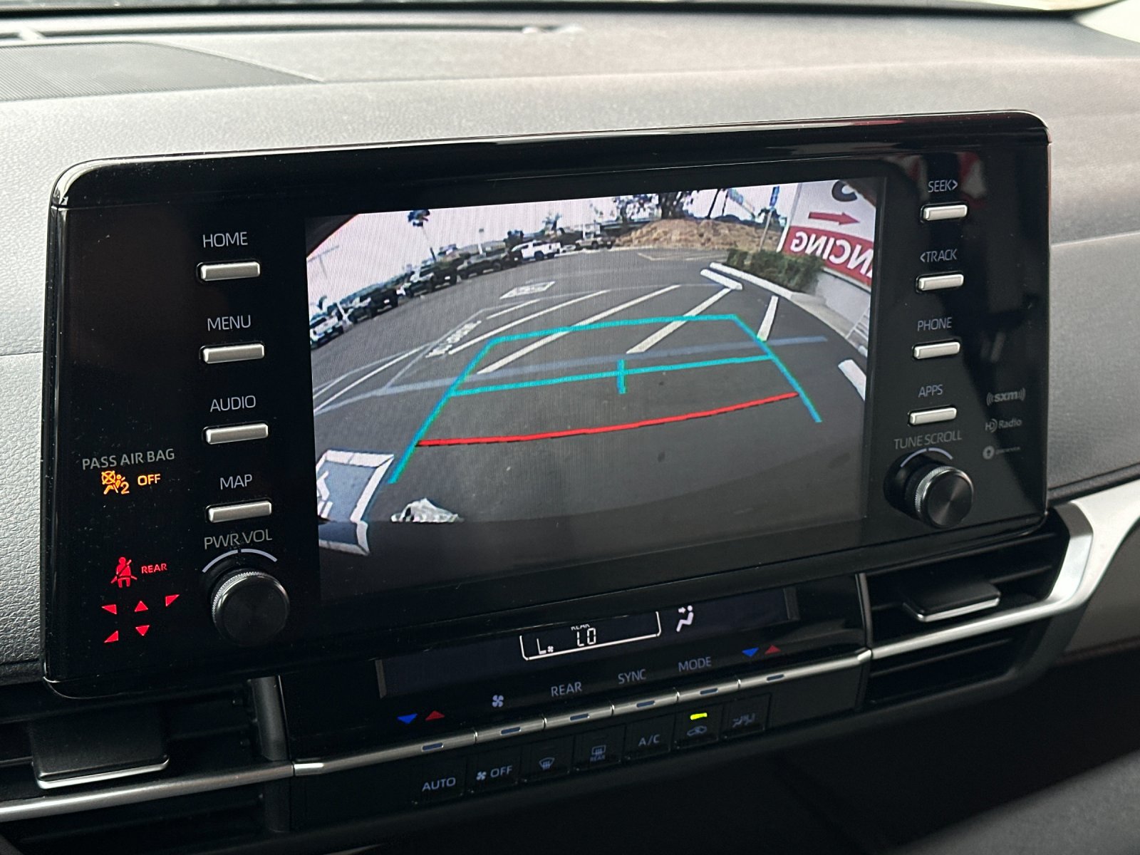 Used 2024 Toyota Sienna LE FWD image 18