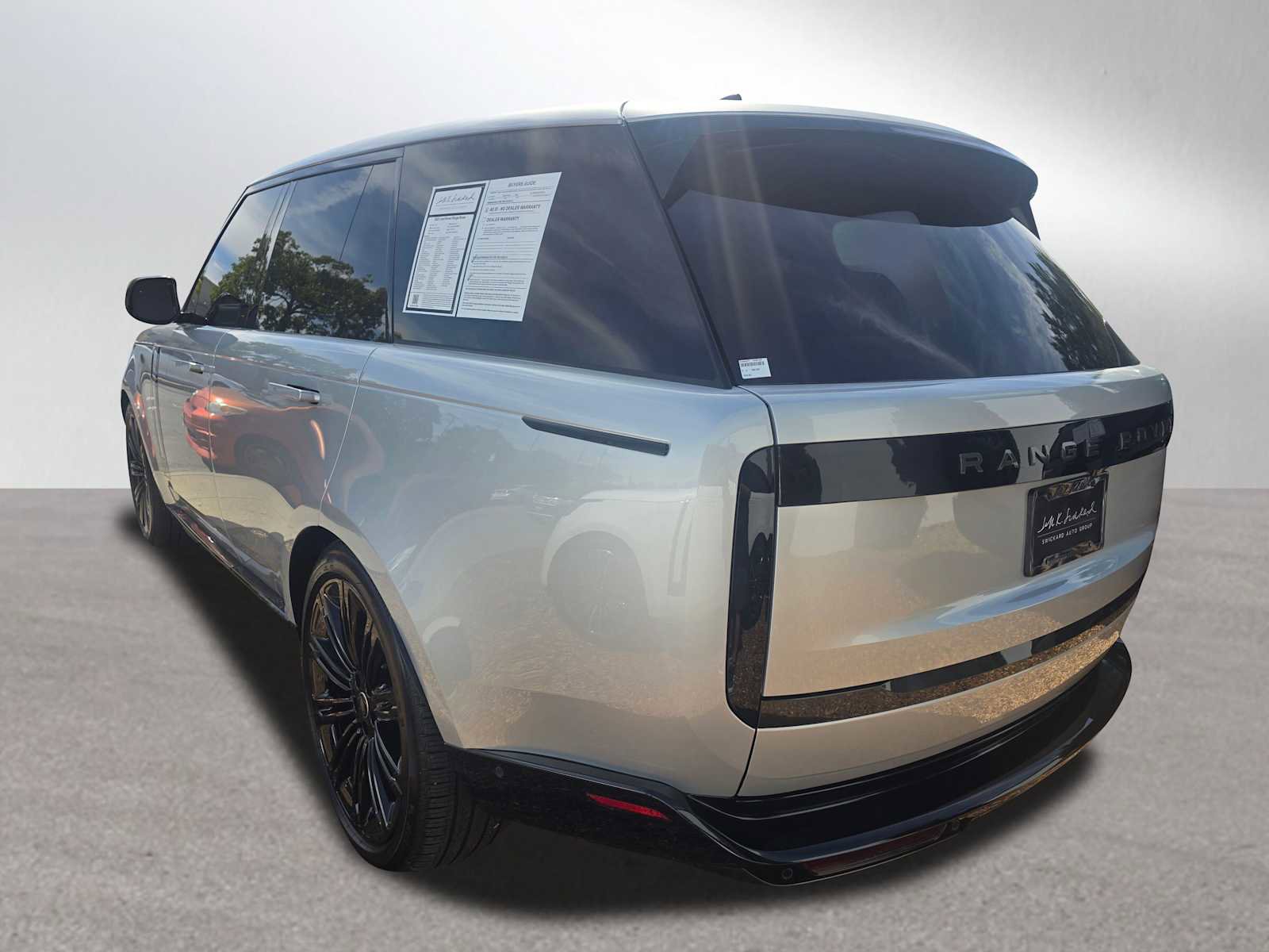 Used 2025 Land Rover Range Rover SE image 3