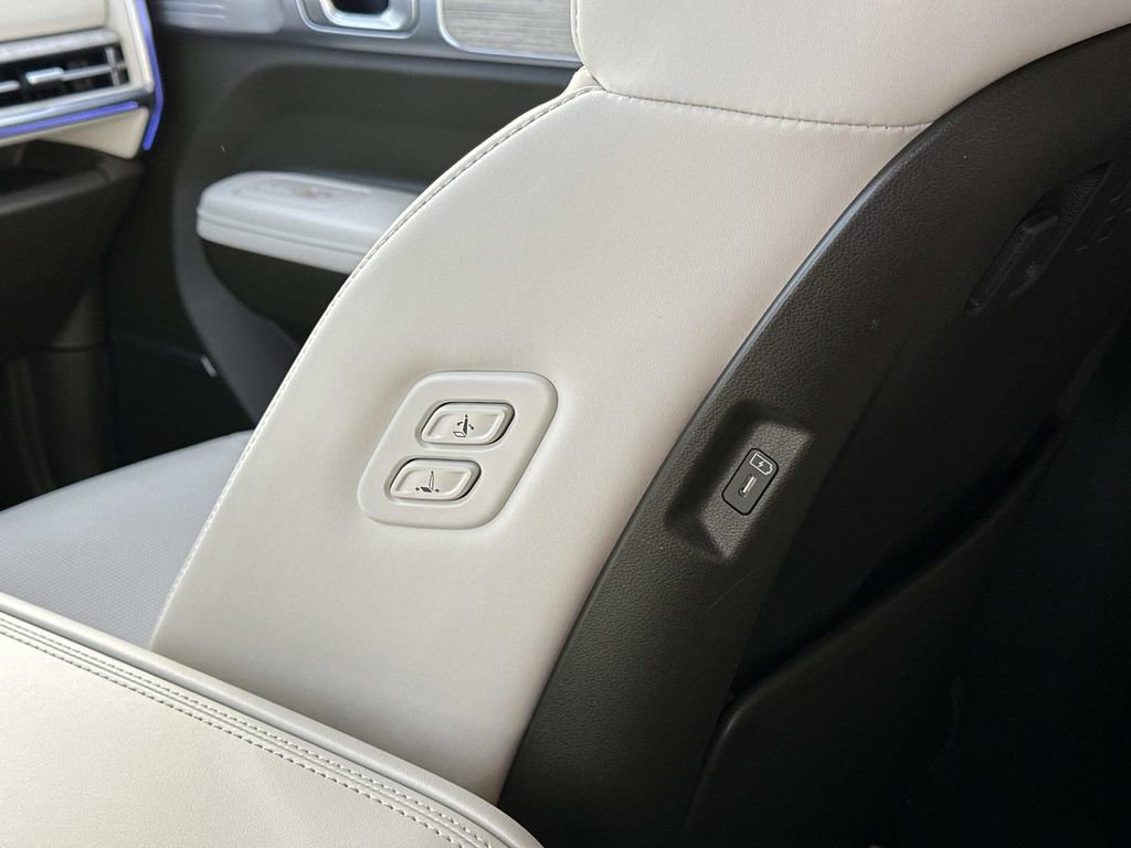 Used 2025 Hyundai Santa Fe Calligraphy image 29
