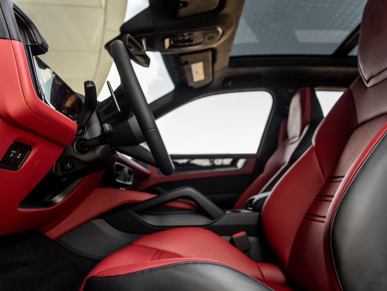 Certified 2025 Porsche Cayenne GTS AWD/4WD image 22