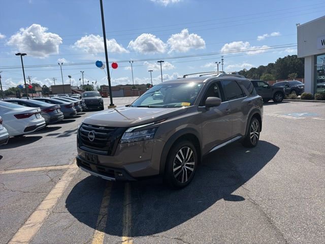 Used 2024 Nissan Pathfinder Platinum w/ Black Appearance Package AWD/4WD image 8
