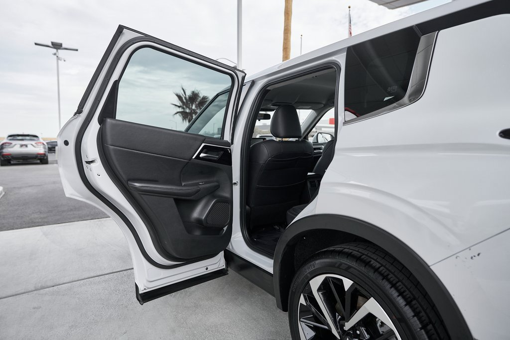 Used 2023 Mitsubishi Outlander SE image 16