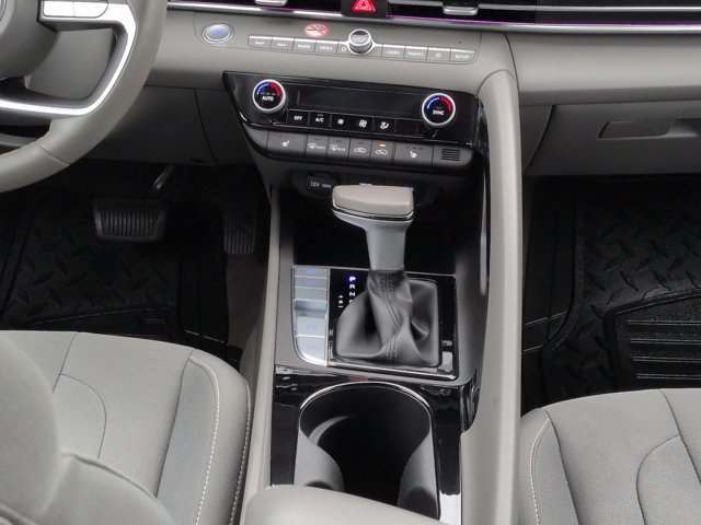 Used 2025 Hyundai Elantra SEL FWD image 17